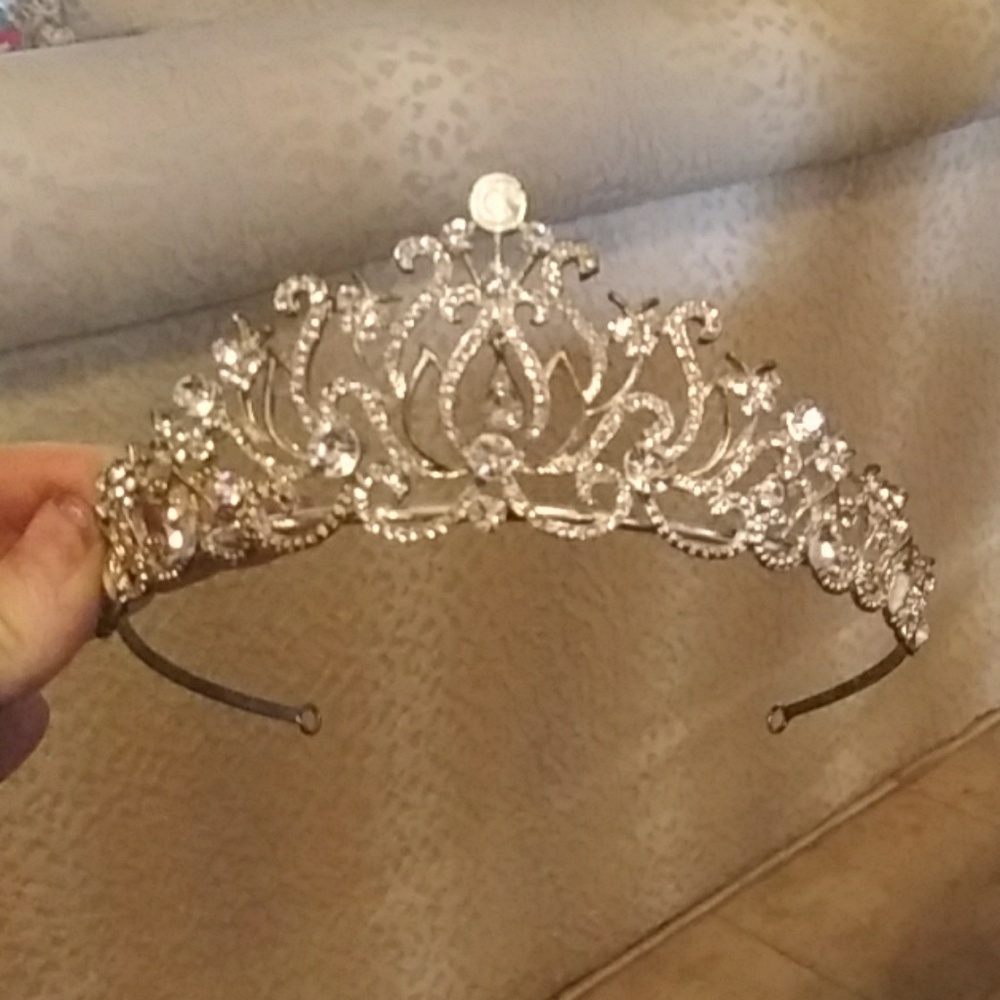 Crystal Tiara - Picture 2 of 3